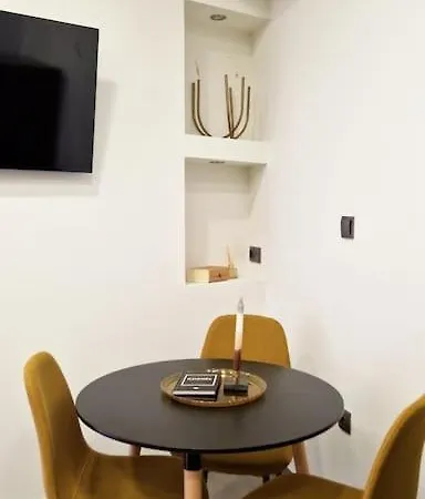 Faronita - Luxury Apt In The Heart Of Kalamata Exterior photo